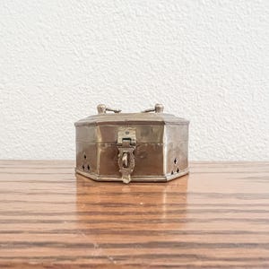 Little Brass Box, Vintage Brass Box, Gold Floral Box, Vintage Floral Box, Cute Brass Box, Vintage Brass Storage, Cute Gold Container