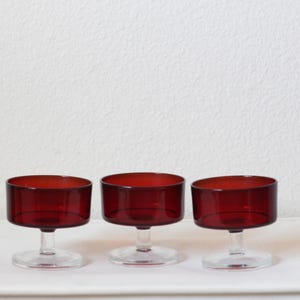 Drei rote Coupé-Gläser, französische Coupés, rote Vintage-Gläser, Vintage-Feiertagsgläser, Weihnachtscoupé-Gläser, Vintage Weihnachtsgläser