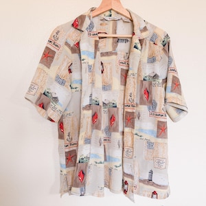 Camisa vintage con estampado costero y botones – Blusa náutica de playa – Ropa de resort de los 90 – Top con estampado de faro y conchas – Camisa de verano extragrande