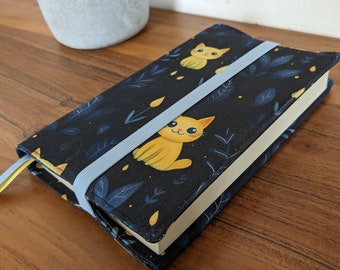 Book protector or book cover in pocket-sized organic cotton fabric, mangas, large book with integrated page mark adjustable to the pagination