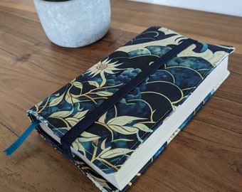 Protège livre en tissu japon BIO ajustable format poche ou mangas, couverture de livre japonais bleu marine fleurs