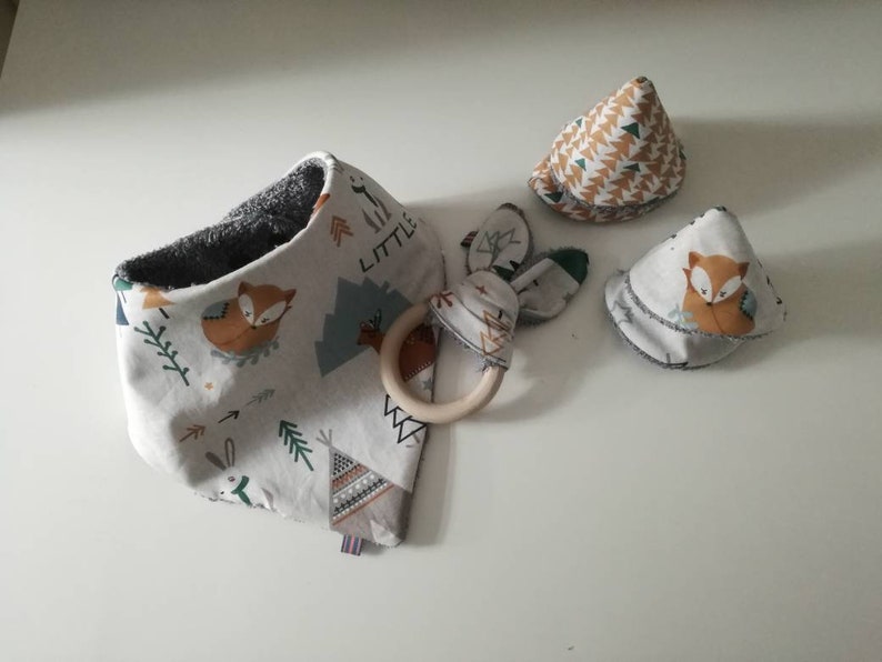 Bavoir bandana avec anneau de dentition noir blanc