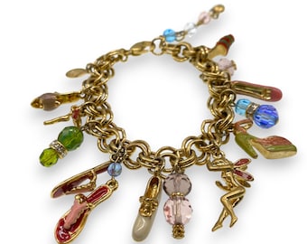 Pulsera con dije de zapato Kirks Folly, firmada.