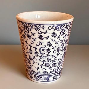 手作りのハリチスタイルのセラミックカップ、オスマン帝国のイズニックデザイン、食品に安全なハンドルレスマグ