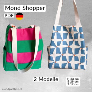 Könnte beinhalten: Zwei Stofftaschen, eine mit grünen und pinken Streifen und die andere mit einem blauen und weißen geometrischen Muster. Die Taschen sind aus Stoff und haben einen weißen Henkel. Der Text "Mond Shopper" und "PDF" befindet sich oben im Bild. Der Text "2 Modelle" befindet sich unten im Bild. Der Text "H 33 cm, B 29 cm, T 12 cm" befindet sich ebenfalls unten im Bild.