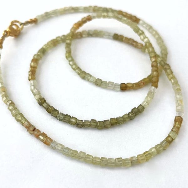 Collier en grenat vert, dégradé de couleurs, facetté en cube de 2,5 mm