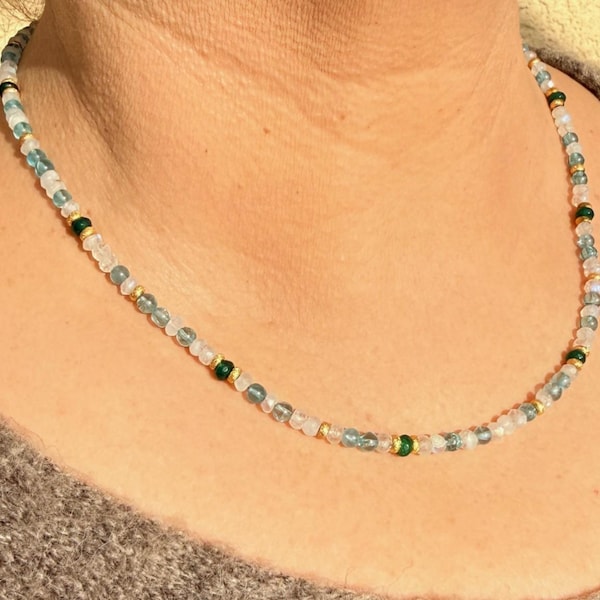Collier en pierres précieuses bleues, blanches et vertes composé de pierres de lune arc-en-ciel de 3,5 à 4 mm, d'agates, d'apatite et d'argent sterling plaqué or.