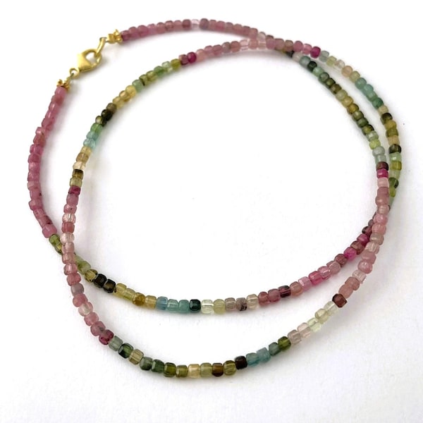 Collier délicat en tourmaline à dégradé de couleurs, composé de cubes facettés de 2,5 mm