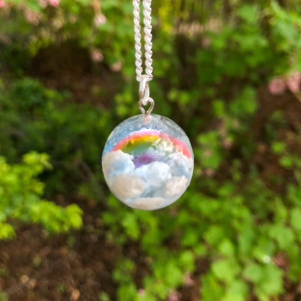 Collier scintillant arc-en-ciel fait main en résine avec sphères pour femme | Pendentif arc-en-ciel bleu ciel nuages dans un globe | Charm cercle sur chaîne en argent sterling