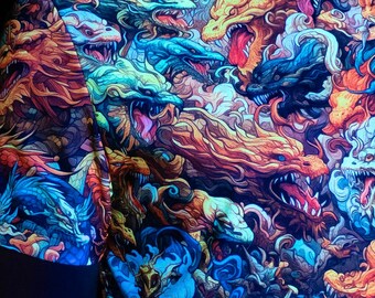 Könnte beinhalten: Ein kurzärmeliges T-Shirt mit einem farbenfrohen Drachendesign in Orange, Blau, Gelb und Grün. Das T-Shirt hat unten den Text "UV-Active". Das Kunstwerk zeigt detaillierte Illustrationen von Fabelwesen.