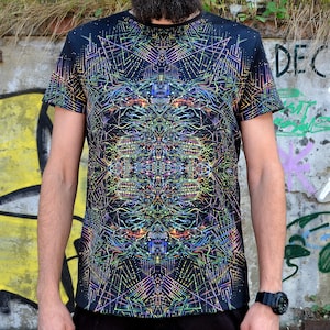 Camiseta psicodélica reactiva a la luz ultravioleta: Motor espacial - Estampado completo con luz negra - Geometría sagrada fractal - Ropa para fiestas de festivales psicodélicos - Trance Rave