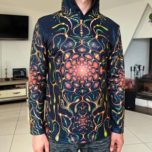 Bluza z długim rękawem i kapturem z filtrem UV: Pochodzenie życia na Ziemi - Czerwone fraktale - Psychodeliczne ubrania na imprezę rave - Święta geometria - Unisex
