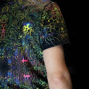 Camiseta UV Blacklight Fractal Labyrinth - Ropa psicodélica para raves - Atuendo psytrance - Arte reactivo a la luz UV - Alucinante