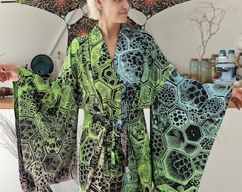 Pode incluir: Um quimono estampado em verde e preto com um design geométrico. O quimono tem mangas compridas e um cinto para amarrar.