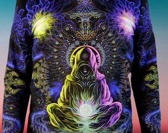 Op de afbeelding: Zwart shirt met lange mouwen met een levendig, psychedelisch ontwerp. Het shirt heeft een centrale figuur in een meditatieve pose, omringd door ingewikkelde patronen in tinten paars, geel en blauw. Het kunstwerk heeft een kosmisch, spiritueel thema.