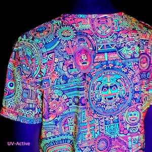 Puede incluir: Una camiseta de manga corta con un diseño complejo en colores neón. El patrón presenta formas circulares y geométricas, con la etiqueta 'UV-Active' en la parte inferior. El diseño de la camiseta incluye tonos de rosa, naranja, azul y verde.