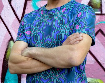Op de afbeelding: T-shirt met korte mouwen met een geometrisch sterrenpatroon in blauw, teal en roze tinten. Het ontwerp heeft herhalende stervormen en geometrische lijnen. Het shirt is gemaakt van een zacht, comfortabel materiaal.