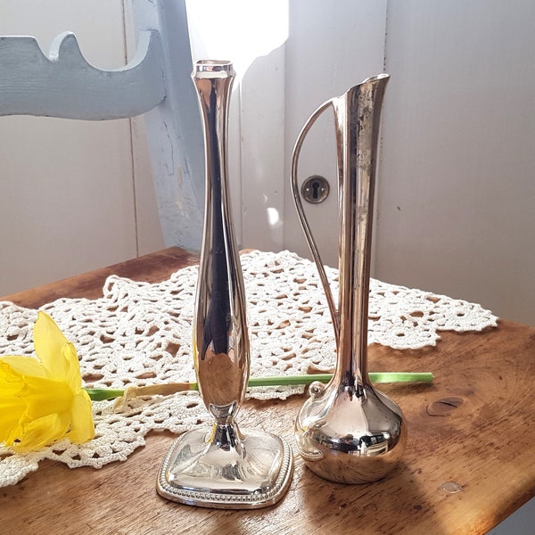 Deux petits vases chromés pour fleurs simples