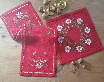 Weihnachtliches handgesticktes Deckchen- Set