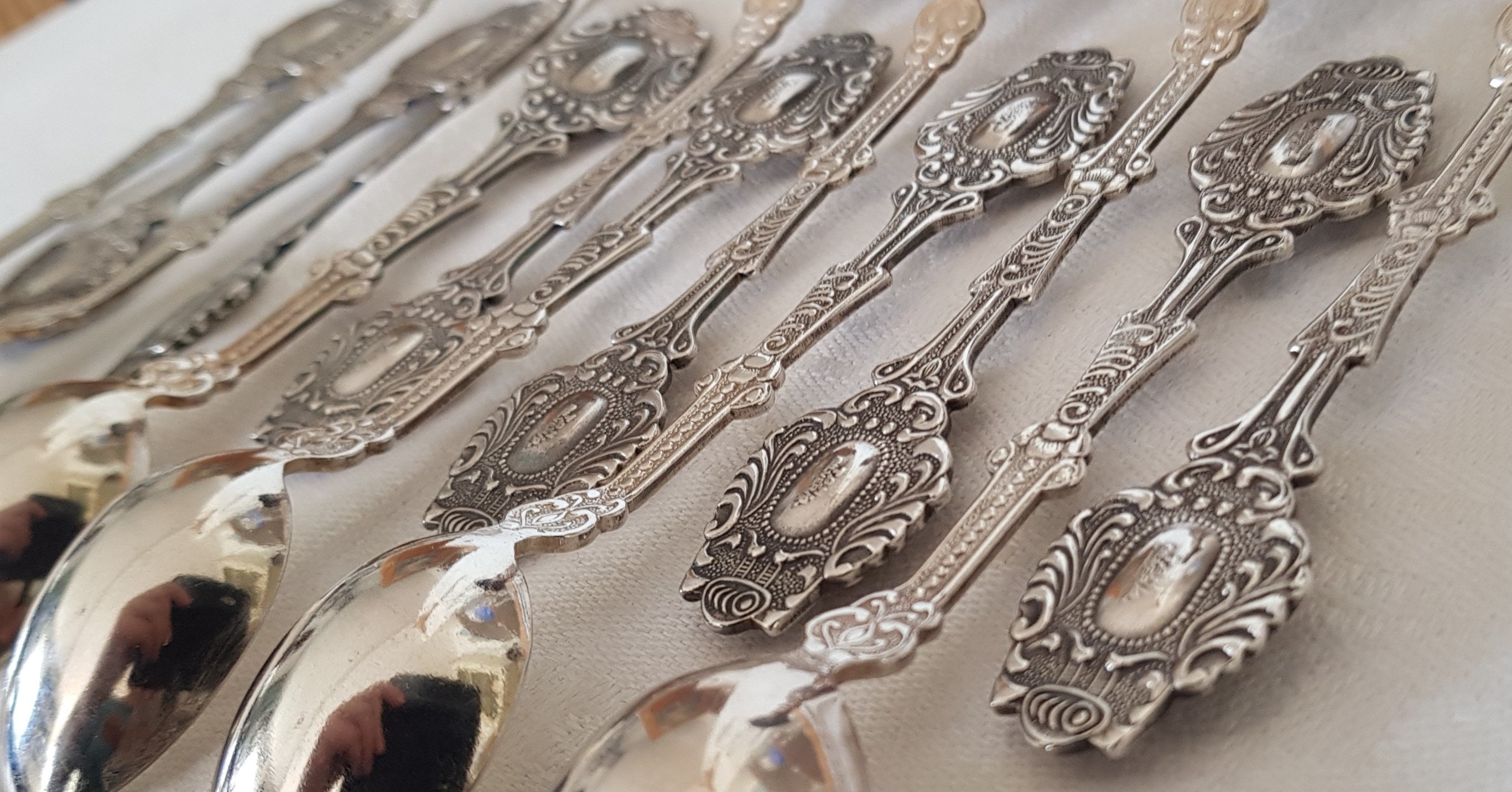 Lot De 12 Cuillères à Café Liberty – Métal Argenté – Motif Rare Sur Le Thème Du Café – Occasion