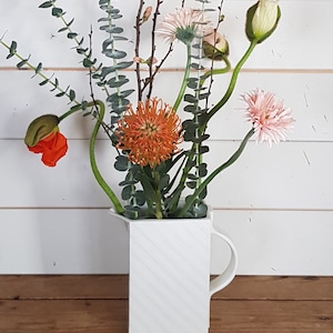 En distinkt fyrkantig kanna från England, järnsten