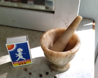 Small mortar and pestle made of onyx