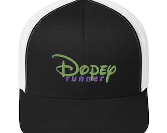 Könnte beinhalten: Schwarze und weiße Trucker-Kappe mit einem grün und lila bestickten Logo, auf dem "Doopey runner" steht.