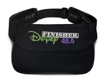 Könnte beinhalten: Schwarzer Visier mit einem grün und lila bestickten Design, das "Finished Dopey 48.6" sagt.