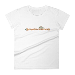 Könnte beinhalten: Weißes Damen-T-Shirt mit einem Sombrero-Motiv und dem Text "#BirdsOfAFather" in Orange.