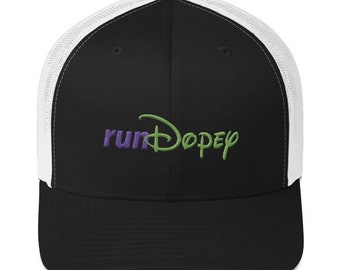 Könnte beinhalten: Schwarze und weiße Trucker-Kappe mit einem grün und lila bestickten Logo, das "runDisney" sagt.