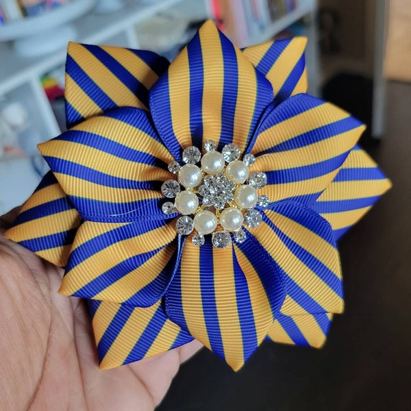 Brooch in Gold and Black main image 1