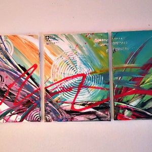 Könnte beinhalten: Drei abstrakte Gemälde mit einer Mischung aus Farben, darunter Pink, Lila, Blau, Grün, Gelb und Rot. Die Gemälde sind auf Leinwand und haben eine strukturierte Oberfläche.