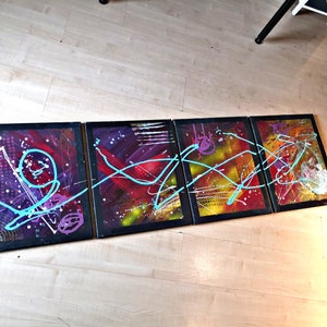 Könnte beinhalten: Vier gerahmte abstrakte Gemälde mit schwarzem Hintergrund und bunten Linien und Formen. Die Gemälde sind in einer Reihe angeordnet, wobei die Linien und Formen sich über die Rahmen hinweg verbinden.