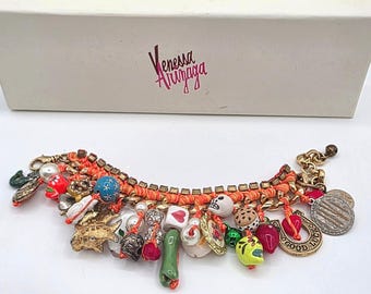 Bracelet à breloques tissé orange Venessa Arizaga, boîte coeur tête de mort strass doré