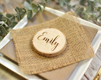 Personalisierte Holzmagnete mit Namen, Platzkarten Holz, Tischkarten Holz, Namenskarten Hochzeit, Namensschild Hochzeit, Holzscheiben Gravur