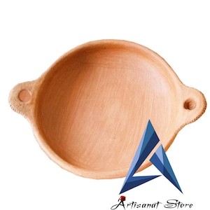 Puede incluir: Un plato de cocción de terracota con dos asas. El plato es redondo y poco profundo, con una superficie lisa y sin esmaltar.