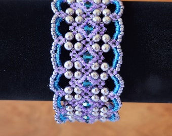 Lavendelfarbenes Spitzen - Armband aus Rocailles und Glasperlen