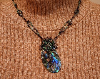 Oceano: Colar de miçangas com concha de Abalone Paua Focal
