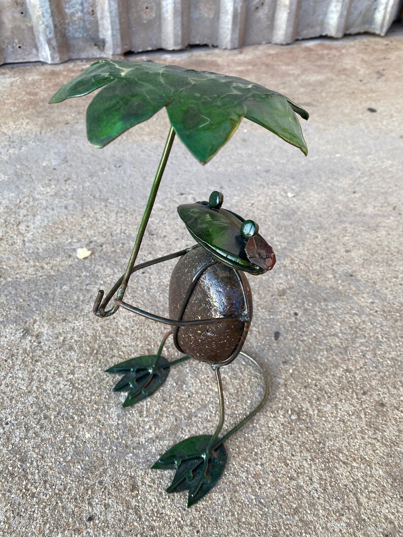 Ranas de metal y roca con sombrillas arte de jardín de metal | Etsy