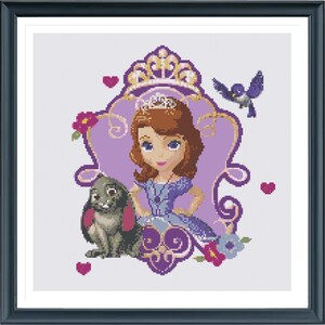 Puede incluir: Una princesa de dibujos animados de color morado y azul con una corona y una tiara, sentada en un trono con un conejo gris y un pájaro azul. El fondo es de color morado claro con corazones y flores.