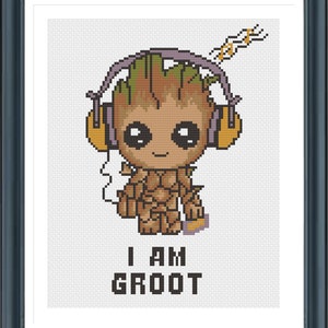 Puede incluir: Un patrón de punto de cruz con un personaje de dibujos animados de Groot de Guardianes de la Galaxia con auriculares y el texto "I AM GROOT".