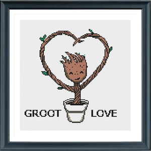 Könnte beinhalten: Ein Kreuzstichmuster mit einem Cartoon-Bild von Groot aus Guardians of the Galaxy, der mit seinen Armen eine Herzform bildet. Der Text "GROOT LOVE" befindet sich unter dem Bild.