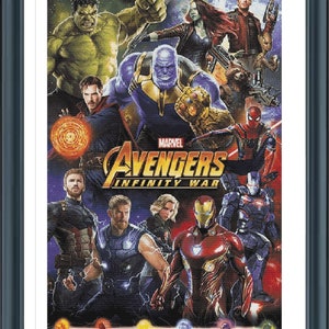 Peut inclure: Une affiche représentant les personnages des Avengers du film "Infinity War". L'affiche a un fond sombre avec un motif de galaxie. Les personnages sont disposés dans une pose dynamique, avec Thanos au centre. L'affiche présente le logo Marvel et le titre "Avengers: Infinity War".