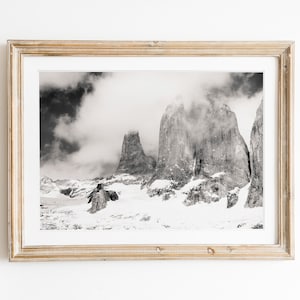 Torres Del Paine Téléchargement numérique imprimable. Black & White House warming Art. Art mural du paysage chilien. Mountains Nature Prints