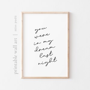 以下が含まれることがあります： 白い背景にシンプルな黒いフォントで「you were in my dream last night」というテキストが書かれた、印刷可能な壁掛けアートプリントです。