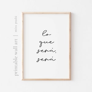 Könnte beinhalten: Ein druckbarer Wandkunstdruck mit dem Text "lo que será, será" in schwarzer kursivschrift auf weißem Hintergrund.