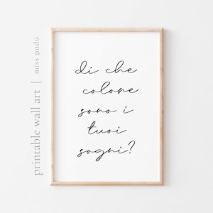 Op de afbeelding: Een printbare wandkunstprint met de Italiaanse zin "Di che colore sono i tuoi sogni?", wat vertaalt naar "Van welke kleur zijn je dromen?"