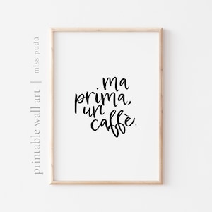 Pode incluir: Uma impressão de arte de parede imprimível com o texto "ma prima, un caffe." em fonte de letra cursiva preta sobre um fundo branco.