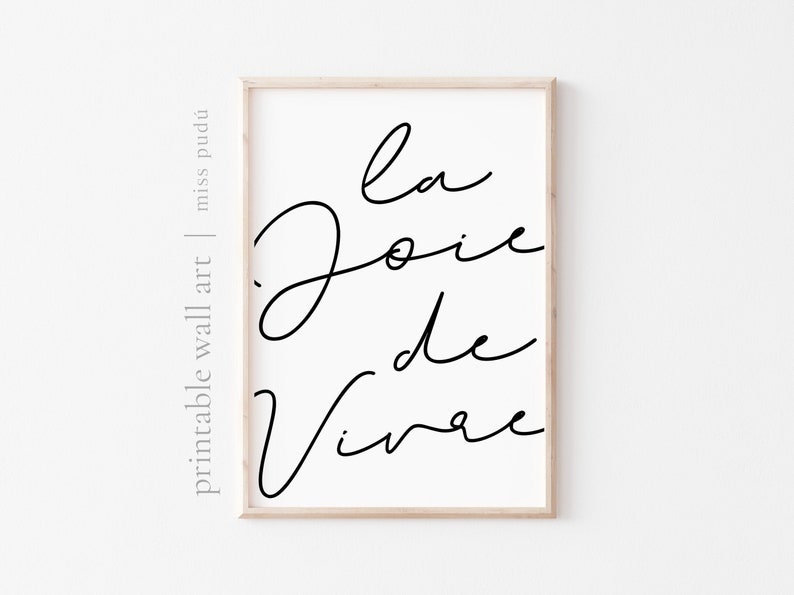 Puede incluir: Una impresi&oacute;n de arte de pared imprimible con la frase francesa "La Joie de Vivre" escrita en letra cursiva.