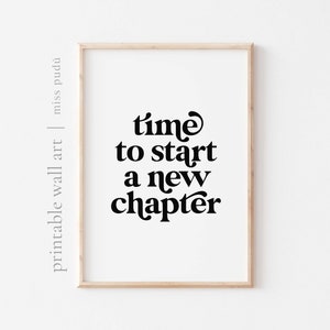Könnte beinhalten: Ein gerahmter druckbarer Wandkunstdruck mit dem Text "time to start a new chapter" in schwarzer Fettschrift auf weißem Hintergrund.